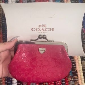 ✨COACH EMBOSSED FRAMED KISSLOCK COIN PURSE✨